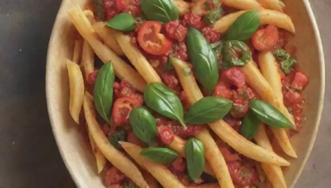 Pasta vibrante con ingredientes coloridos y un ambiente acogedor