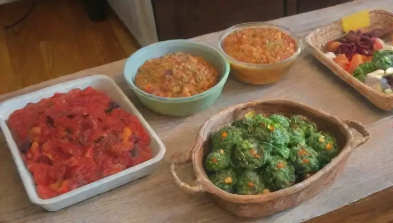 Una cocina acogedora llena de frescura, colores y comunidad