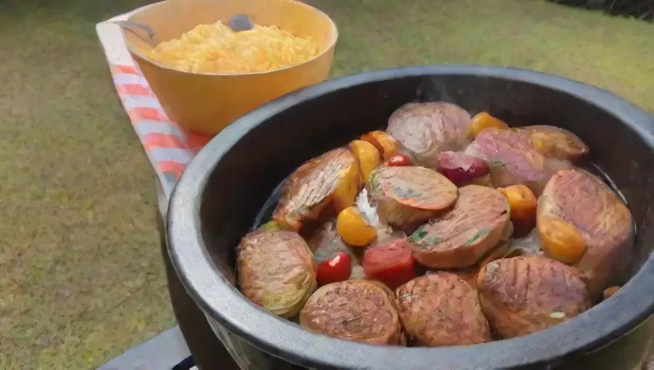 Una barbacoa vibrante con carne jugosa, colores brillantes y risas familiares en un cálido día de verano