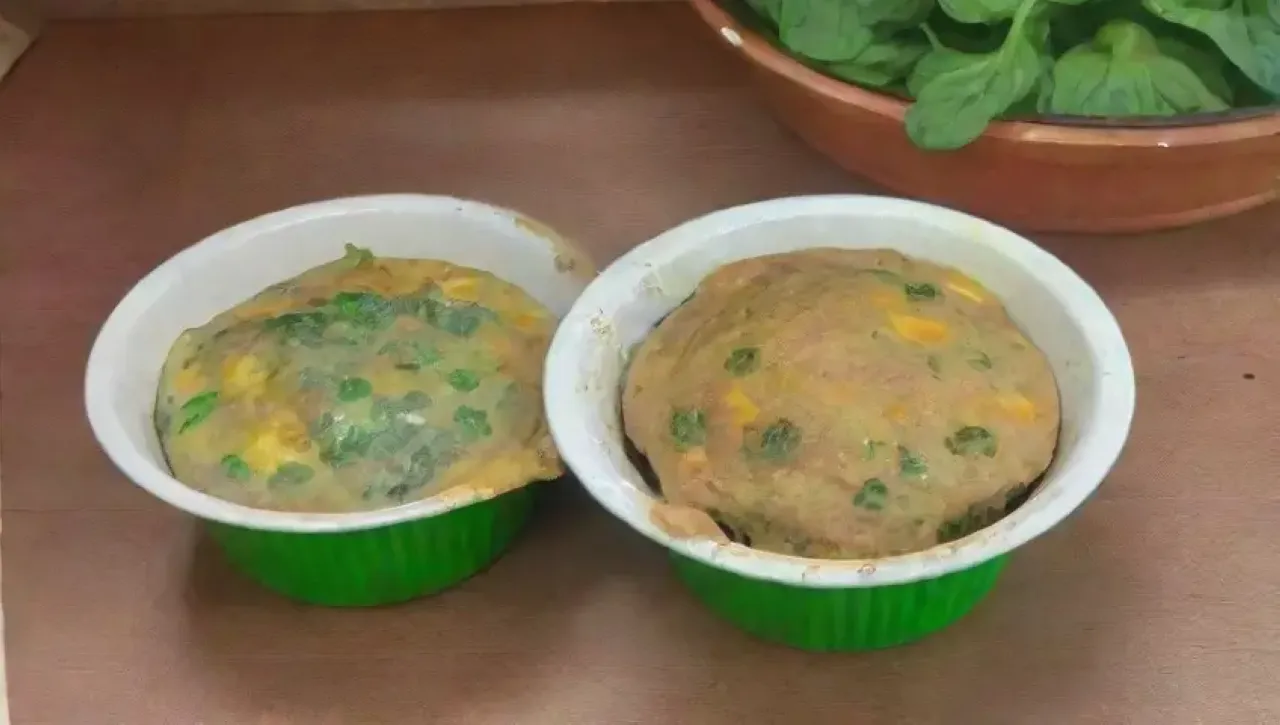 Muffins de espinaca y queso, frescos y coloridos, listos para disfrutar