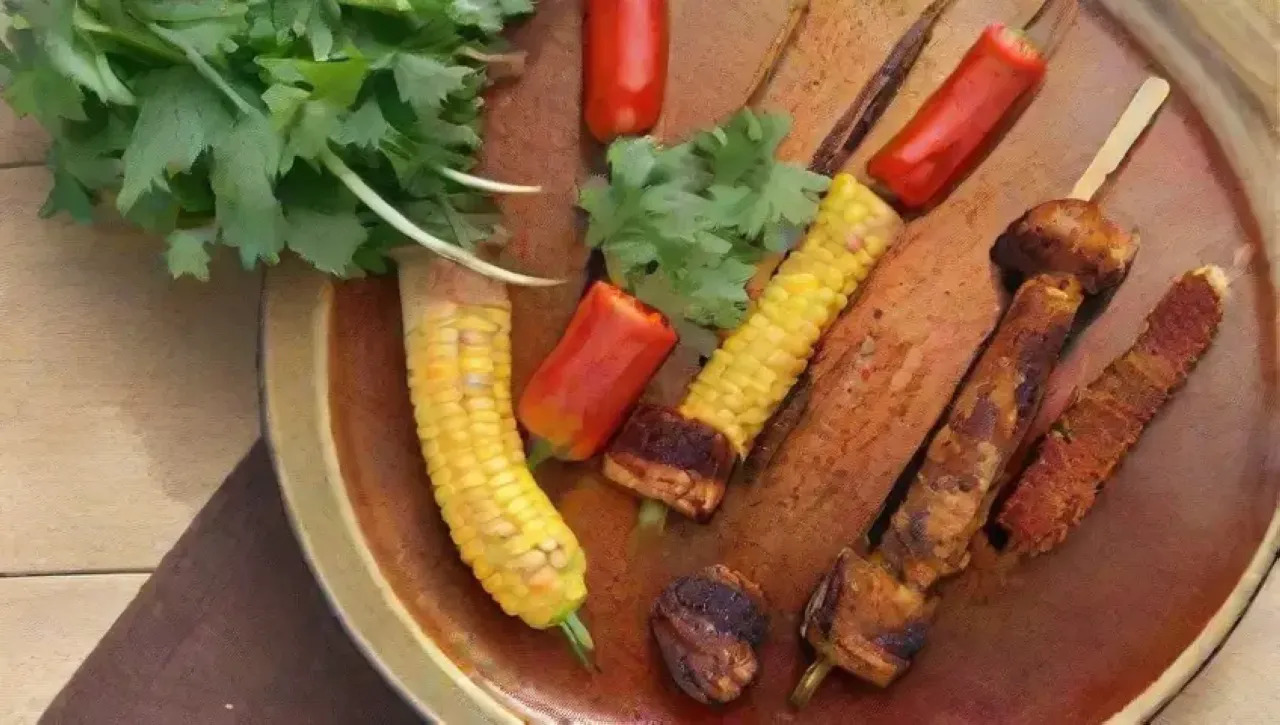 Brochetas de pavo jugosas con salsa BBQ, pimientos coloridos y maíz, listas para servir