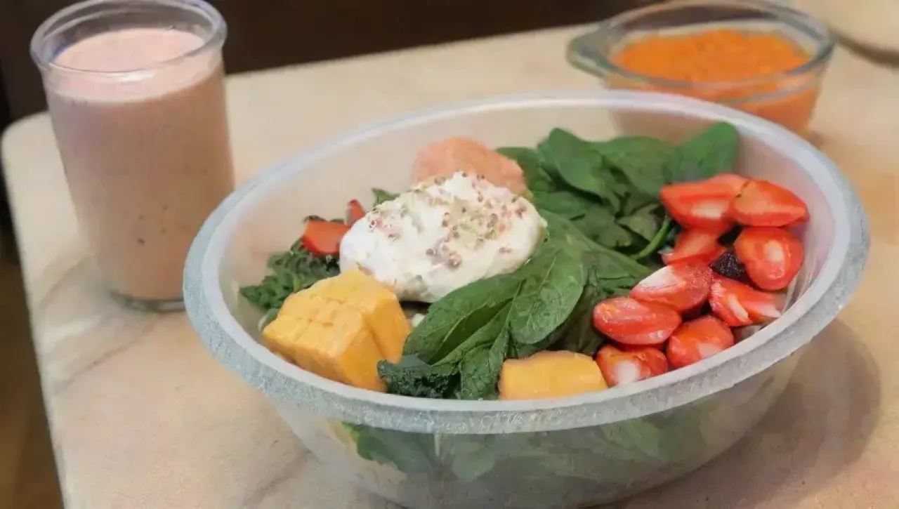 Un colorido batido de frutas y yogur en una cocina acogedora