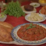 Platos coloridos de recetas serbias con ambiente festivo y consejos de cocina