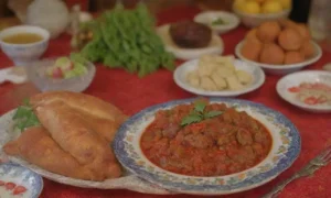 Platos coloridos de recetas serbias con ambiente festivo y consejos de cocina