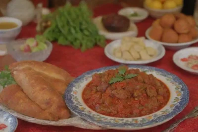 Platos coloridos de recetas serbias con ambiente festivo y consejos de cocina