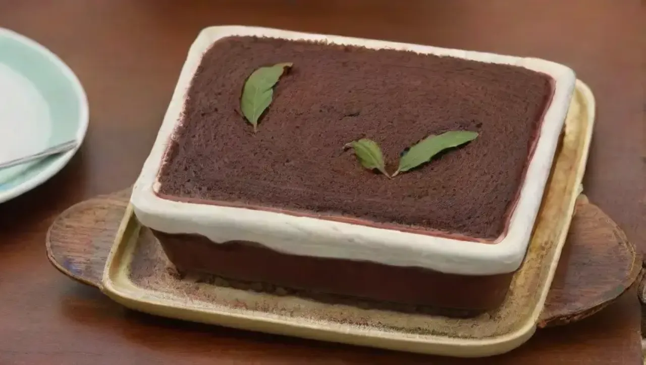 Un delicioso tiramisú en un ambiente acogedor y festivo