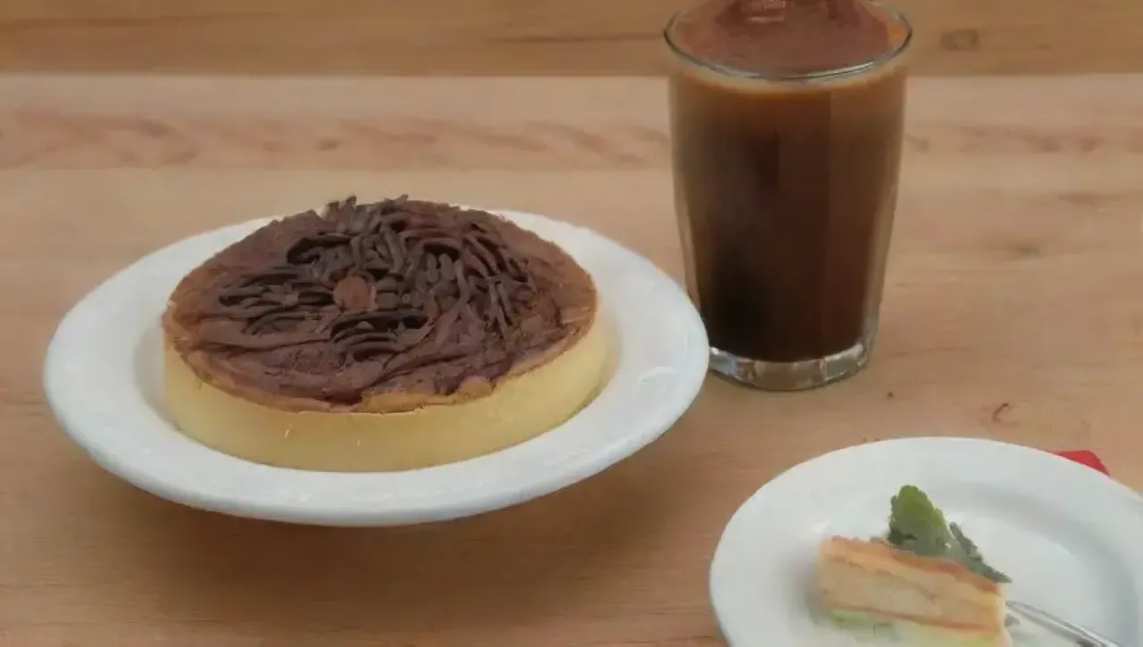 Postre de tiramisú en un ambiente acogedor y elegante