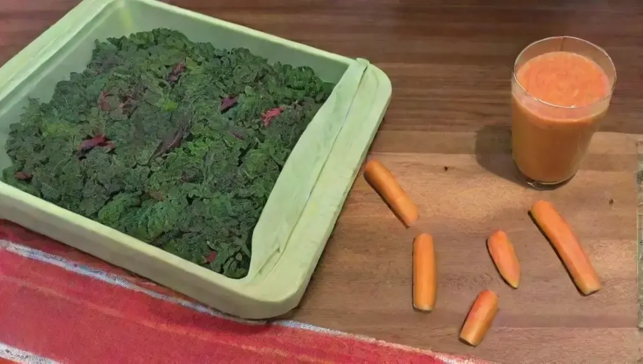 Un colorido batido saludable lleno de frutas y verduras frescas