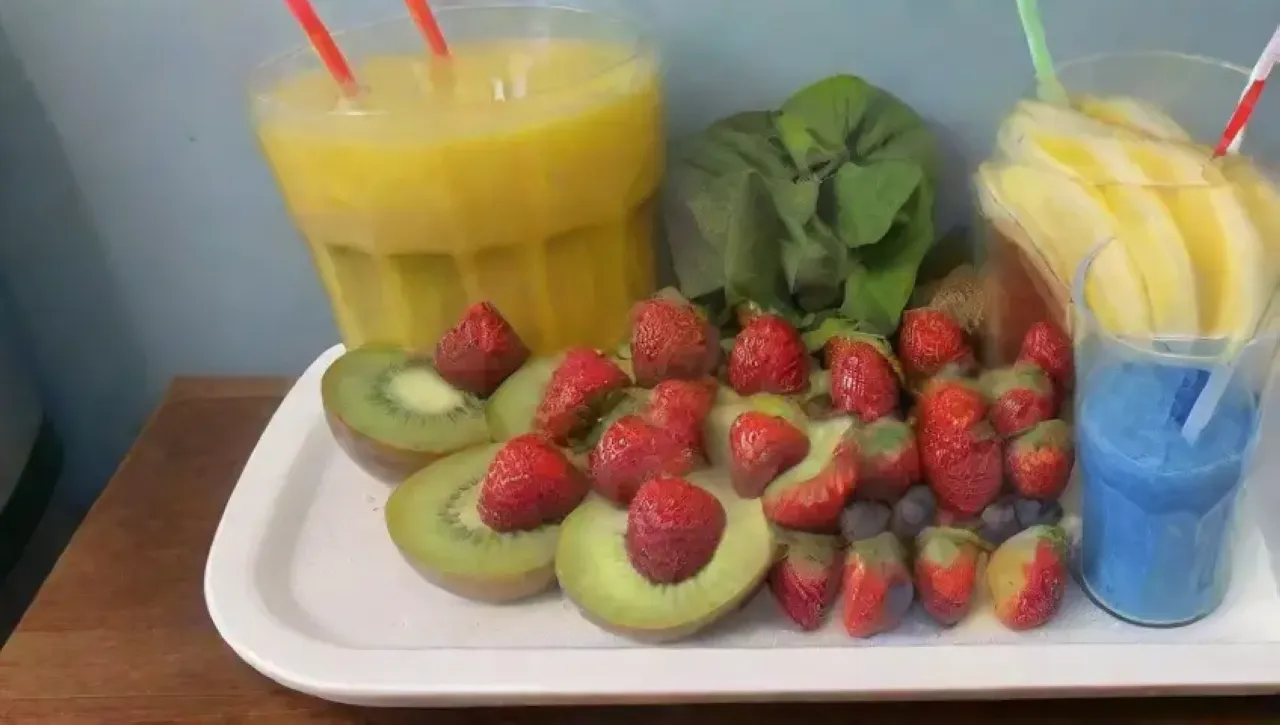 Una colorida escena de picnic de verano con frutas frescas y un batido refrescante