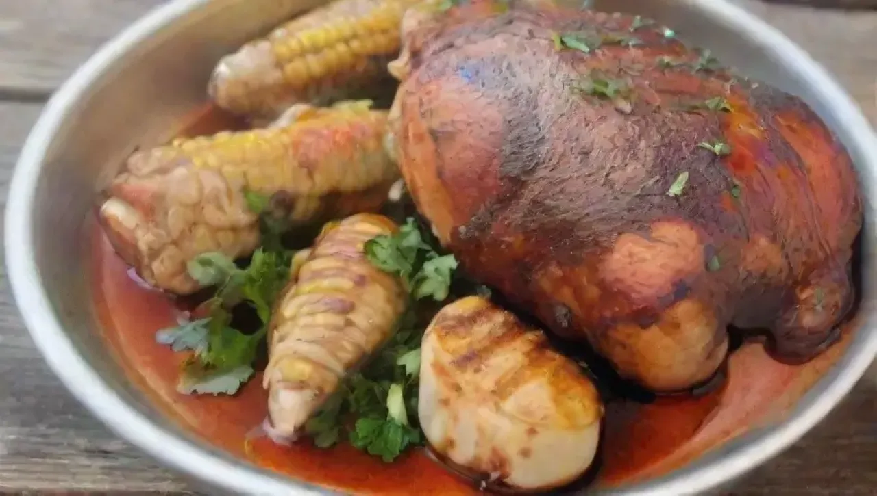 Pollo a la parrilla con cerveza, especias y amigos en un soleado picnic de verano