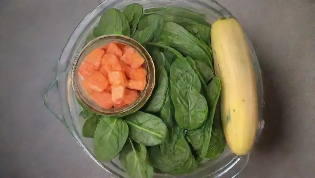 Un colorido y vibrante espacio de cocina lleno de frutas, verduras y un ambiente acogedor