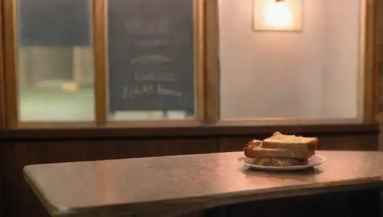 Un restaurante descuidado y sombrío refleja descontento y abandono