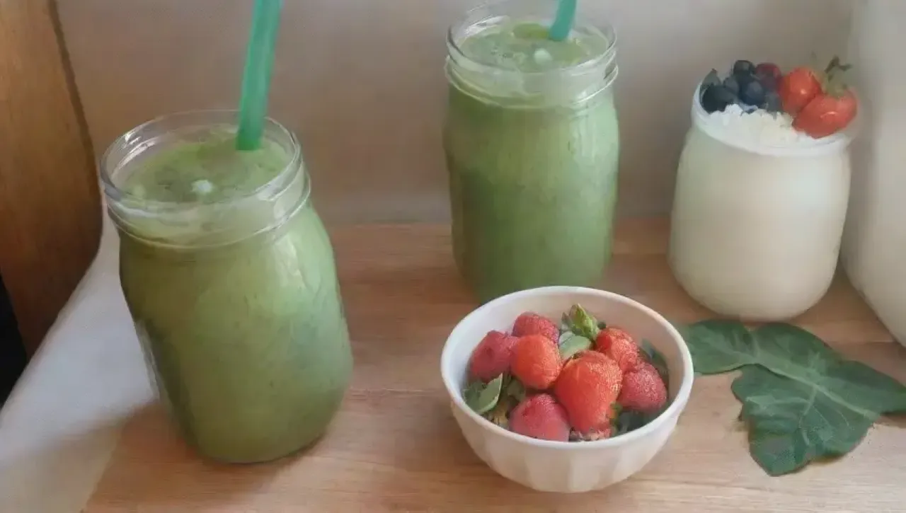 Una colorida y saludable mezcla de frutas, yogur y granola en una cocina soleada