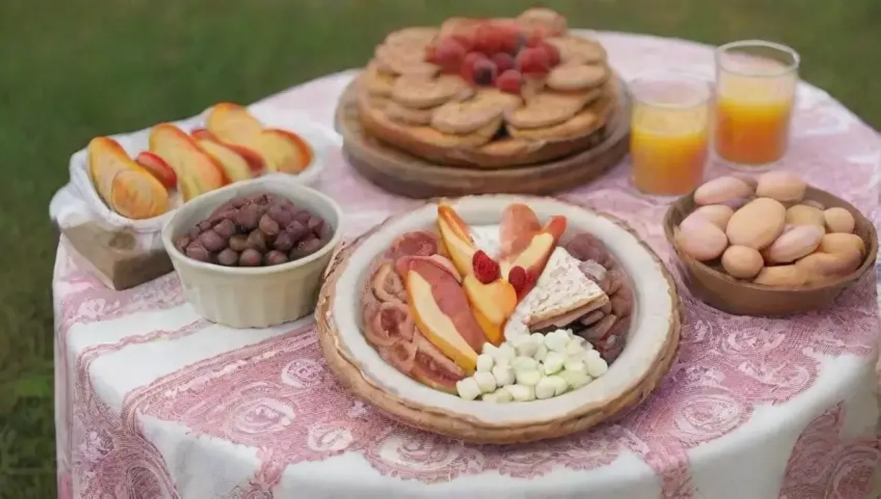 Una mesa vibrante y acogedora llena de delicias, colores y aromas que invitan a disfrutar