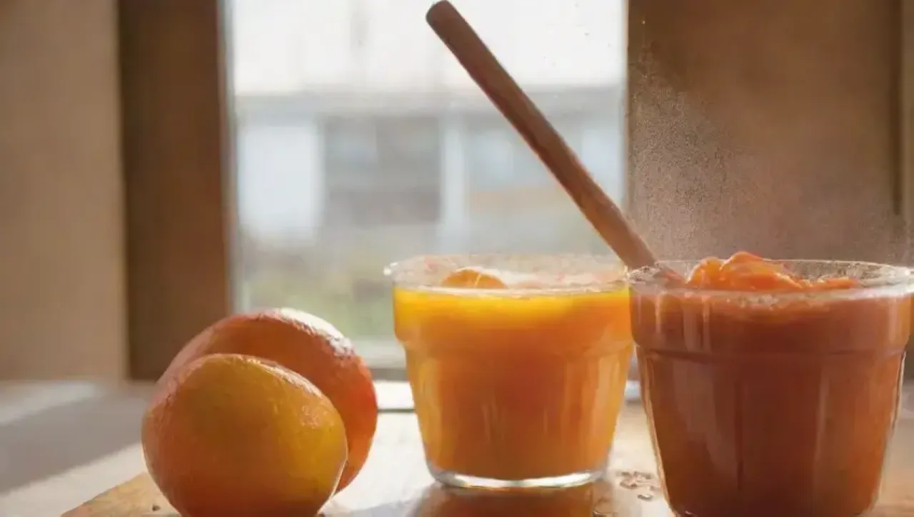 Una cocina acogedora prepara mermelada de naranjas brillantes con aromas nostálgicos