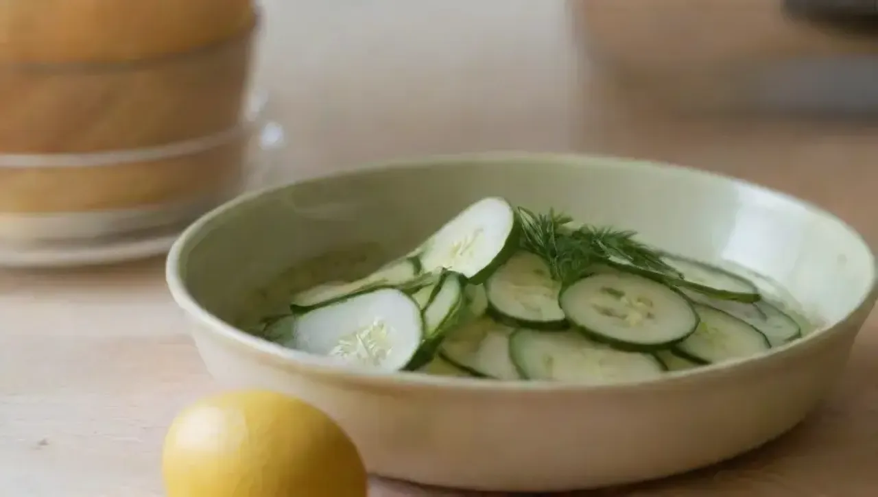 Un alegre desayuno con pepinos verdes, huevos dorados y luz suave en una cocina