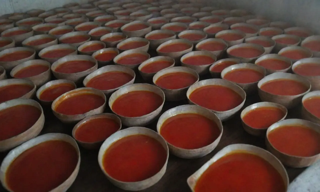 La salsa de pescado, esencial en la cocina vietnamita, se produce mediante fermentación tradicional de pescado fresco y sal, añadiendo profundidad de sabor