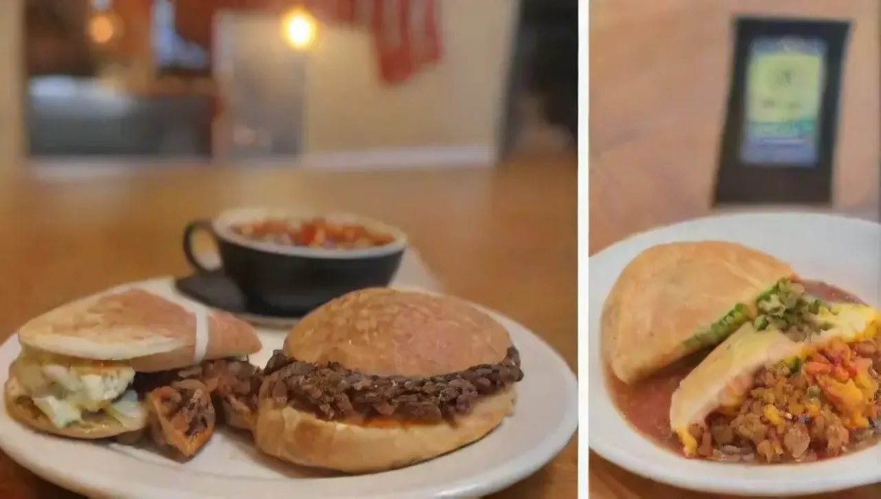 Una escena vibrante de un restaurante argentino con comida, amigos y un ambiente acogedor