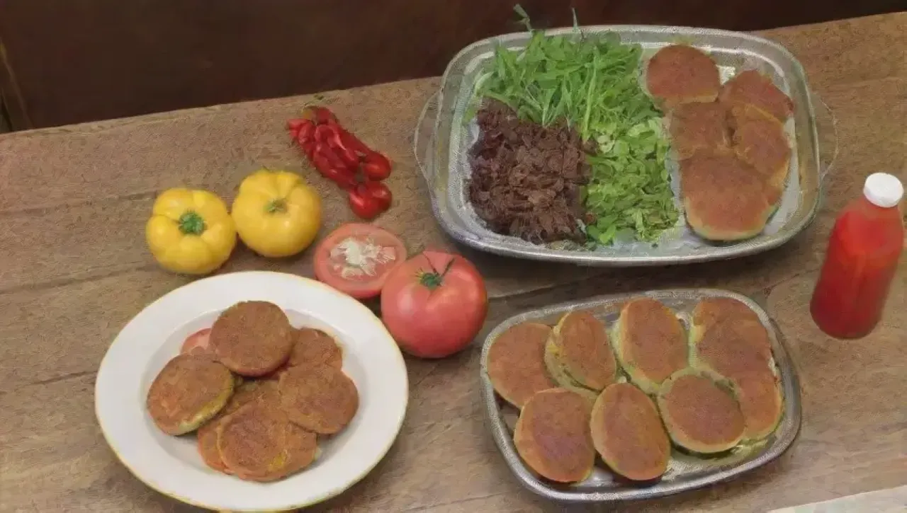 Una cocina colorida y acogedora lista para disfrutar mini hamburguesas