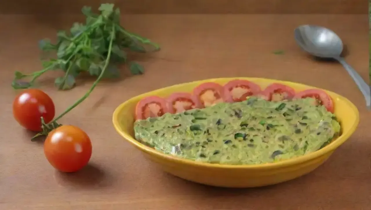 Desayuno colorido y acogedor con omelet amarillo, aguacate, tomates, salsa y pan tostado