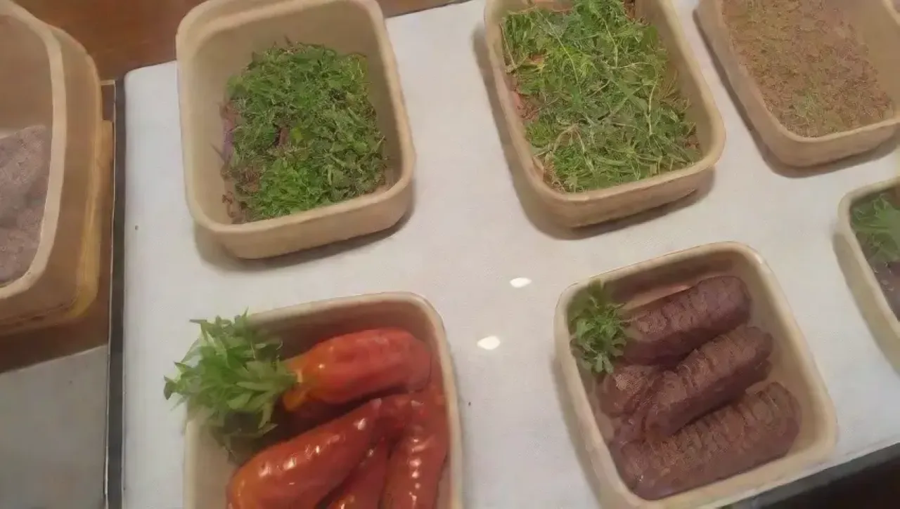 Escena de cocina vibrante con electrodomésticos de acero, ingredientes frescos y un ambiente acogedor