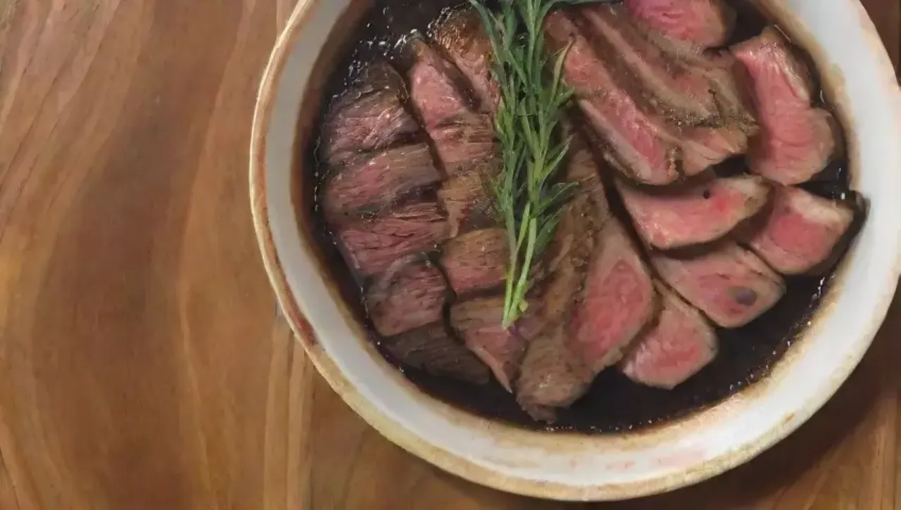 Una cocina rústica con un delicioso filete marbled y un ambiente acogedor