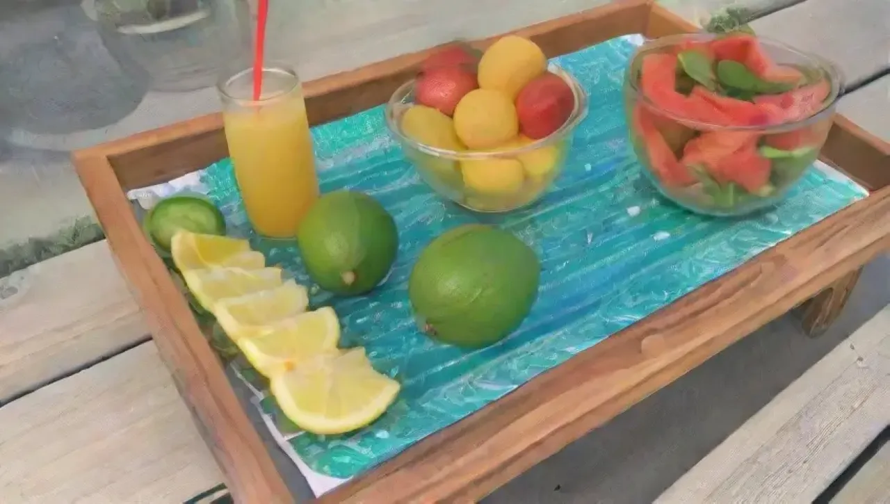 Un ambiente veraniego y refrescante con limonada, frutas coloridas y hierbas frescas