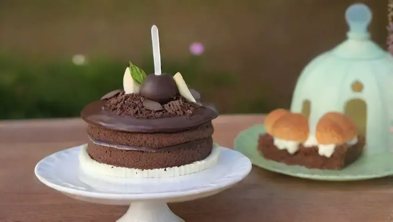 Un encantador postre de pastel con peras, chocolate y crema en un ambiente acogedor