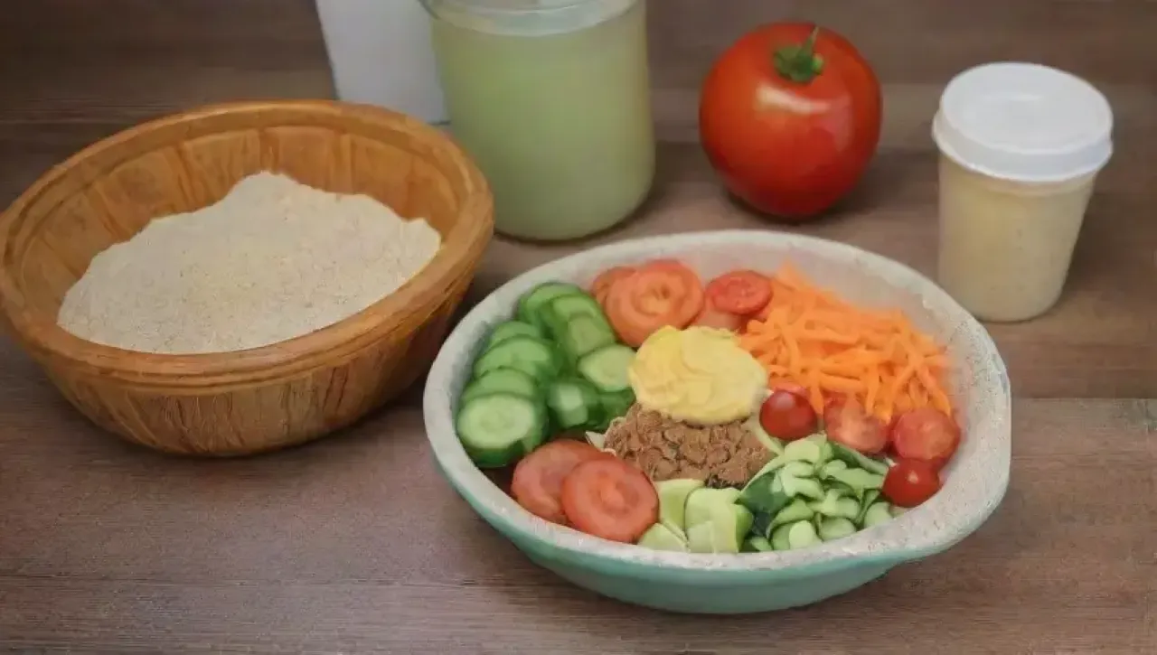 Una colorida y acogedora mesa de picnic con frutas, verduras, hummus, granola y agua infusionada