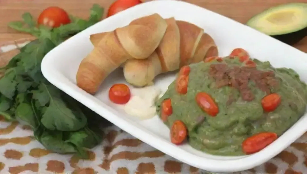Una mesa de madera rebosante de colores vibrantes y deliciosos platillos en un ambiente acogedor