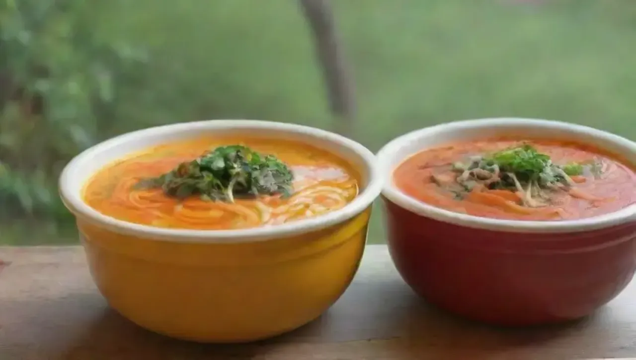 Un acogedor ambiente de cocina con sopa humeante, ingredientes frescos y aromas que invitan a compartir