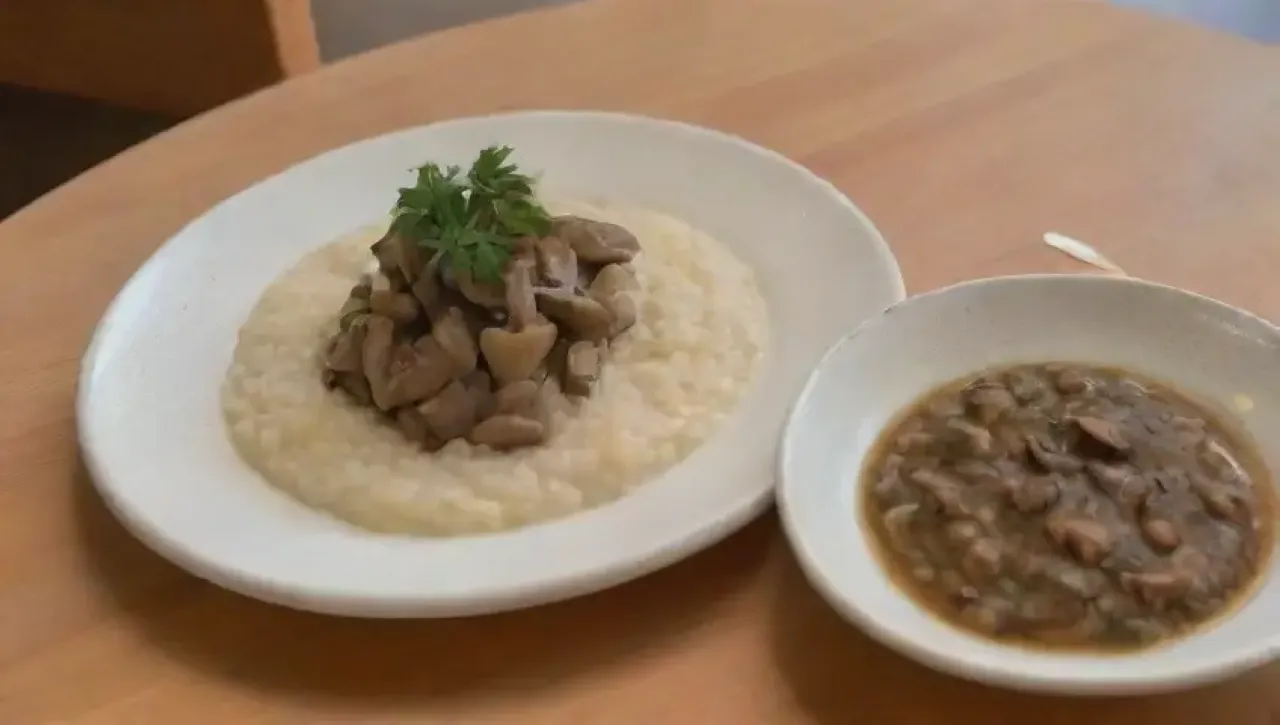 Una mesa rústica con risotto cremoso, setas, trufa negra, parmesano, aceite de oliva y luz suave