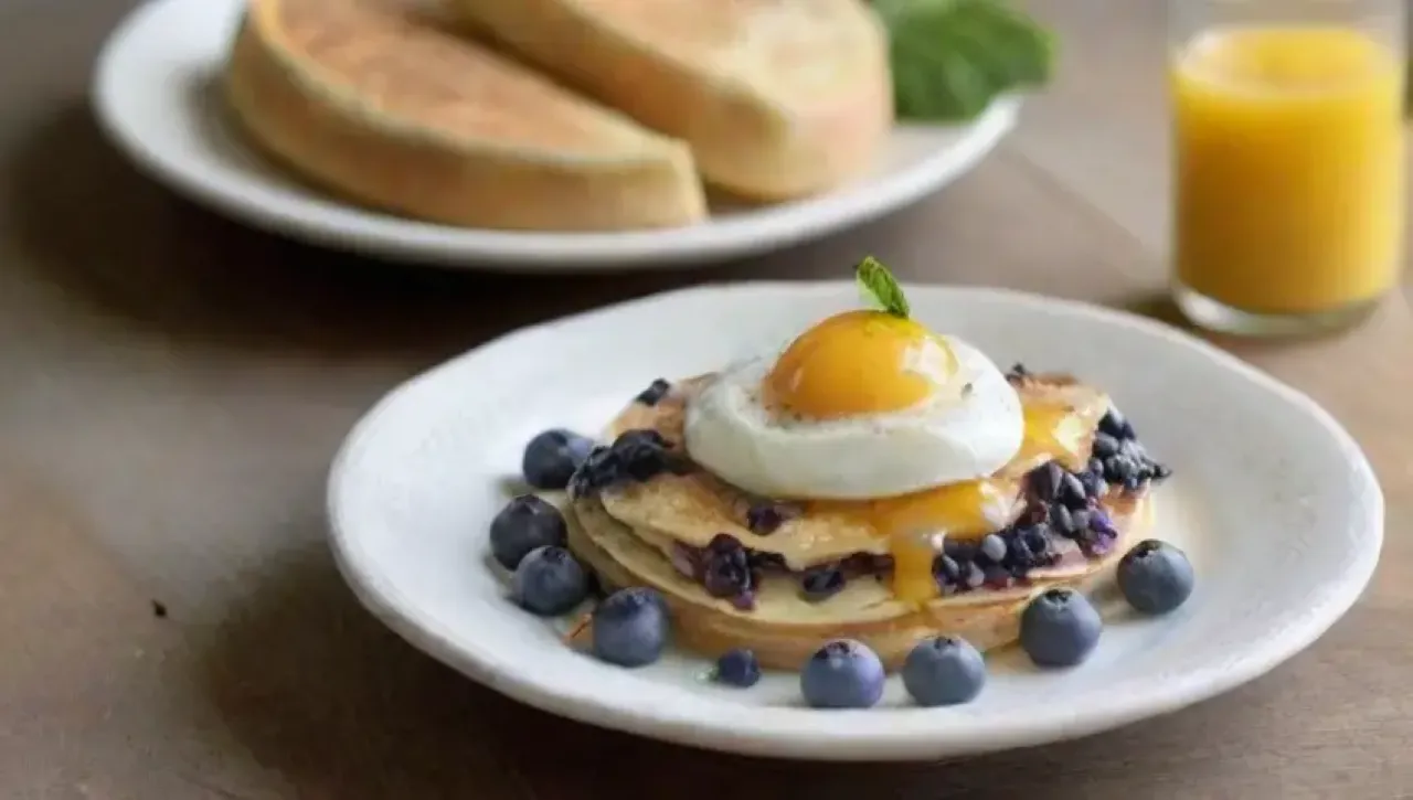 Un acogedor desayuno con colores suaves, flores delicadas y aromas tentadores