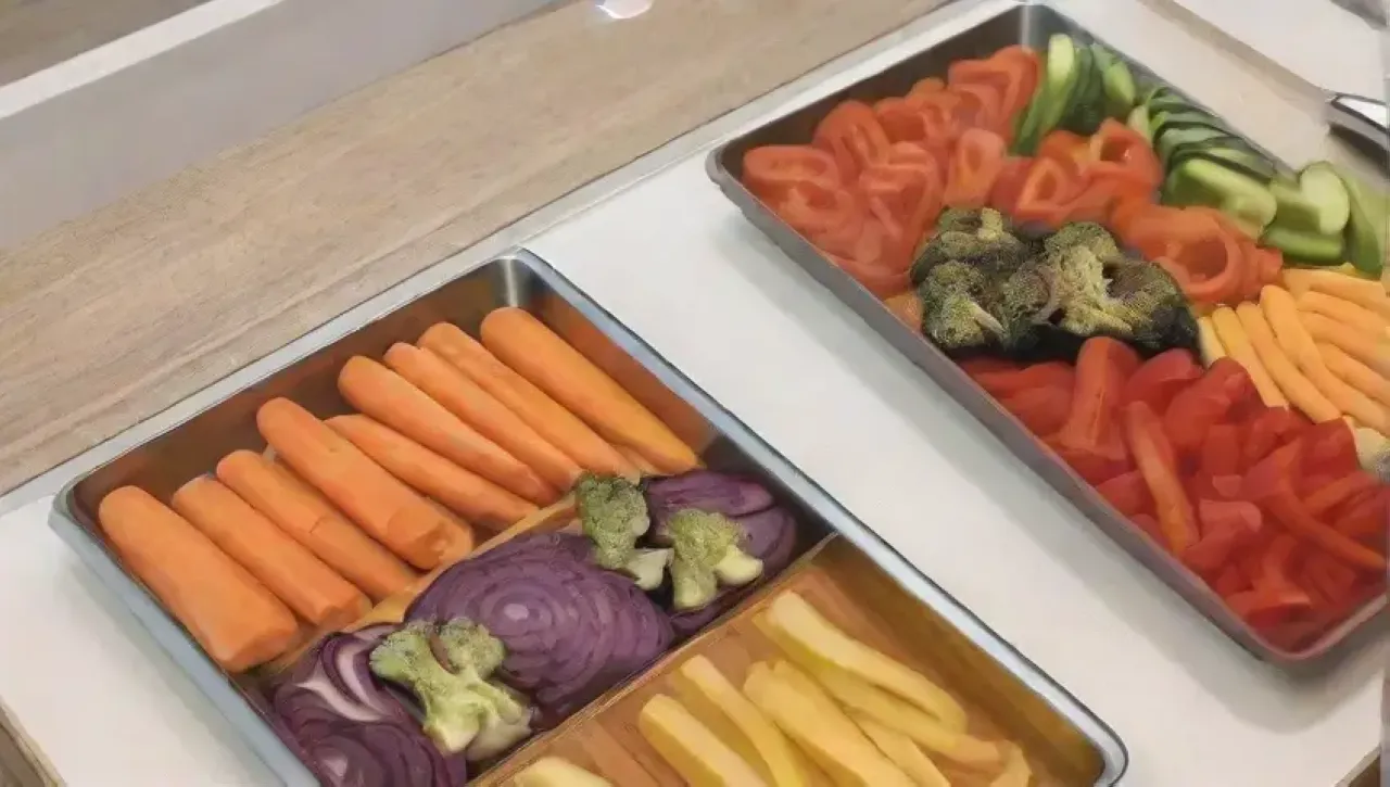 Escena de cocina vibrante con un cortador manual, verduras coloridas y un ambiente inspirador