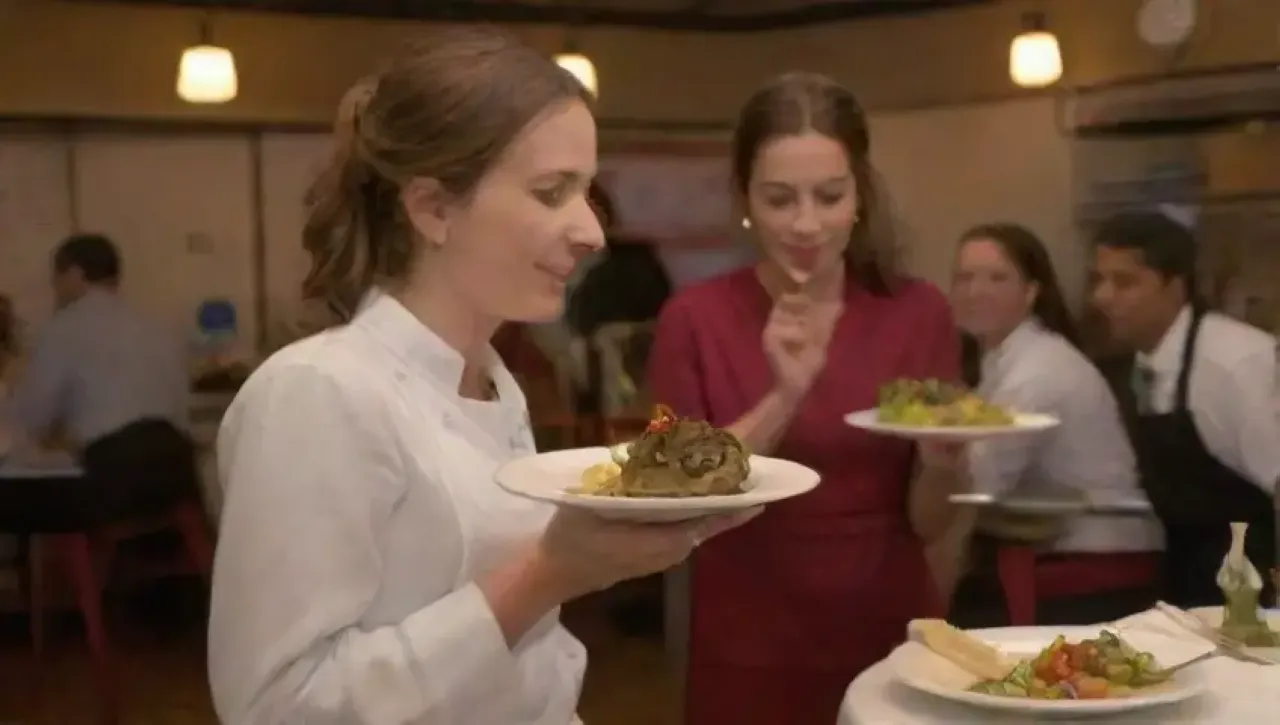 Un restaurante vibrante con ambiente acogedor, deliciosa comida y risas que crean una experiencia memorable