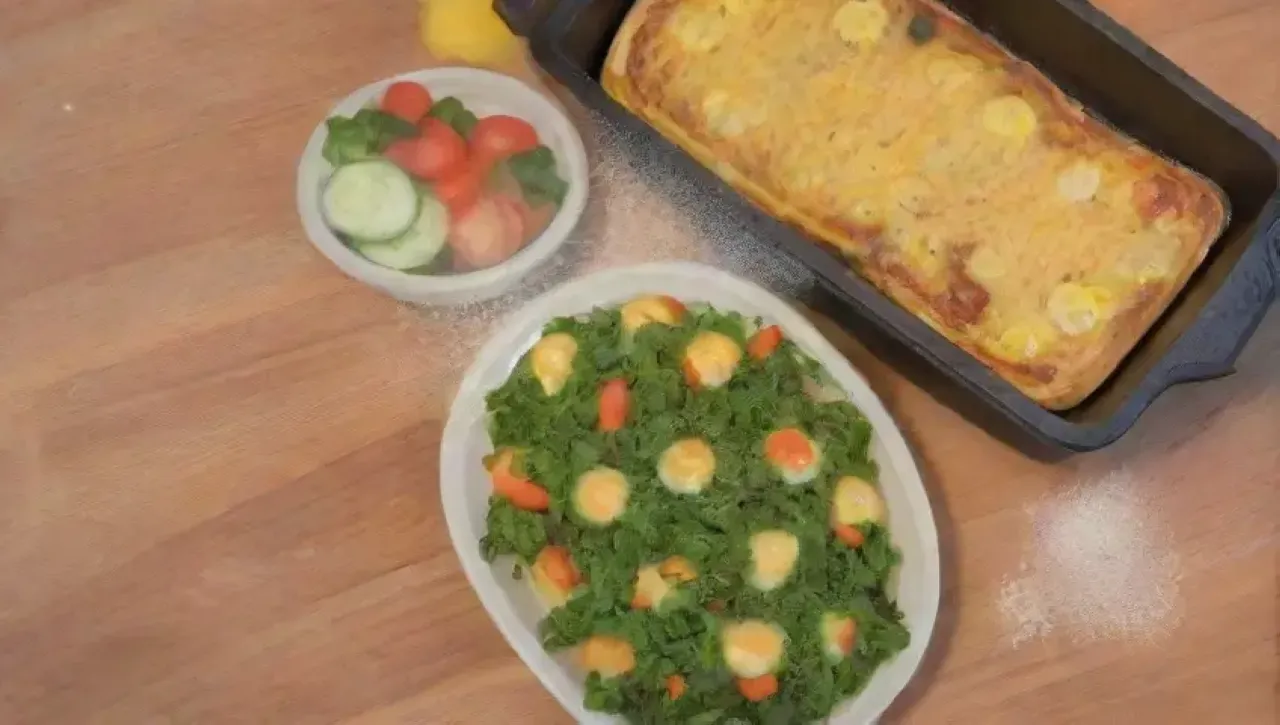 Un desayuno acogedor con huevos amarillos, hierbas frescas y un ambiente cálido
