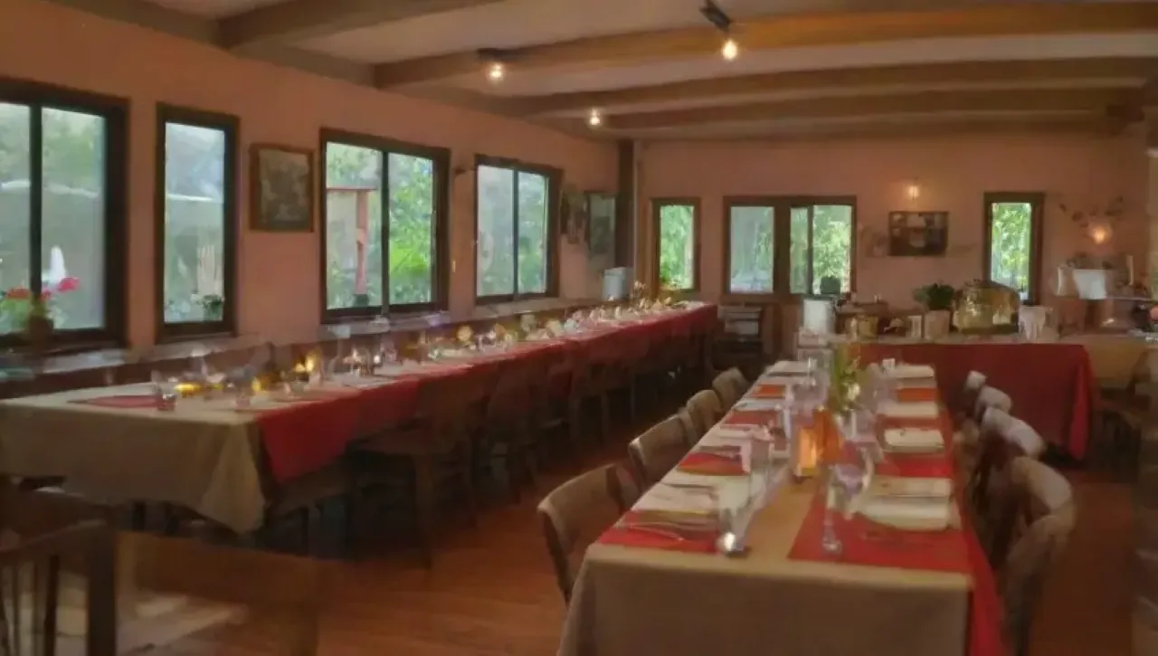 Un ambiente acogedor y vibrante que celebra la gastronomía con colores, aromas y detalles elegantes