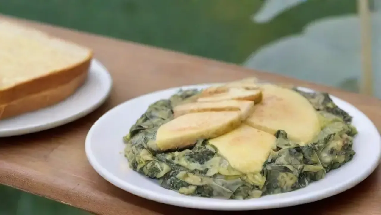 Un ambiente acogedor y vibrante con comida colorida y texturas apetitosas