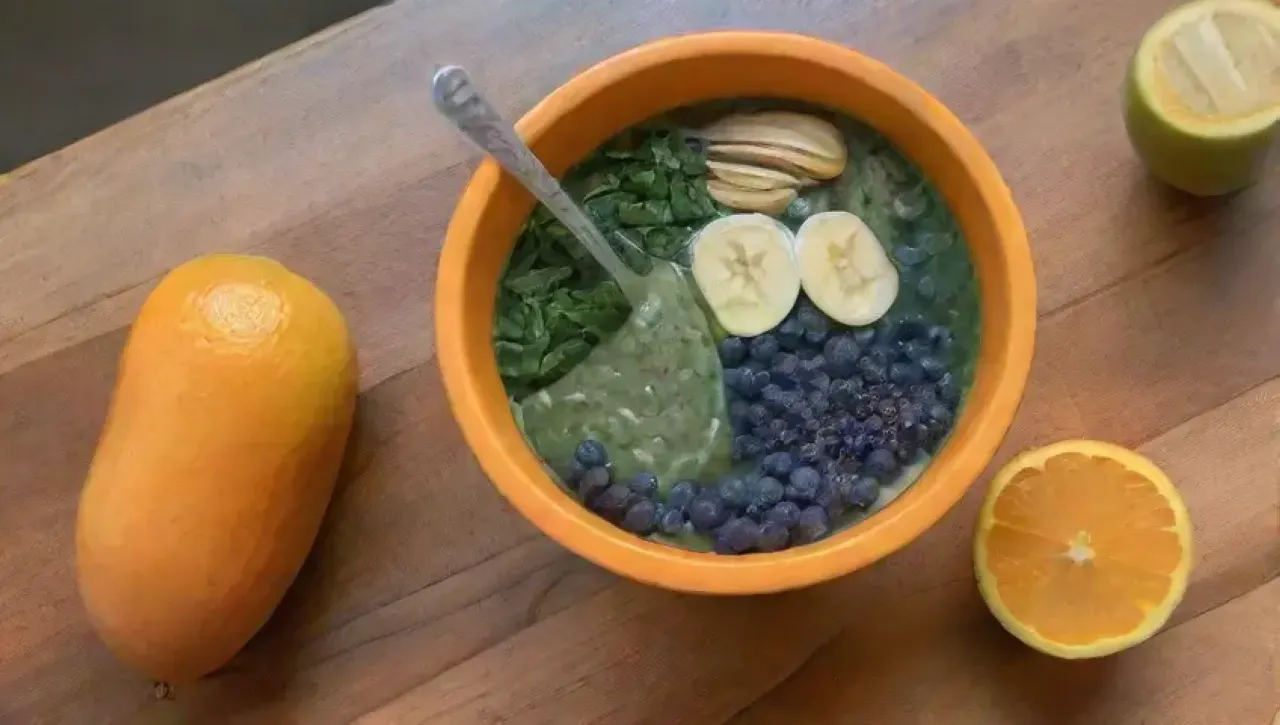 Un colorido y saludable batido rodeado de frescos ingredientes en una alegre cocina