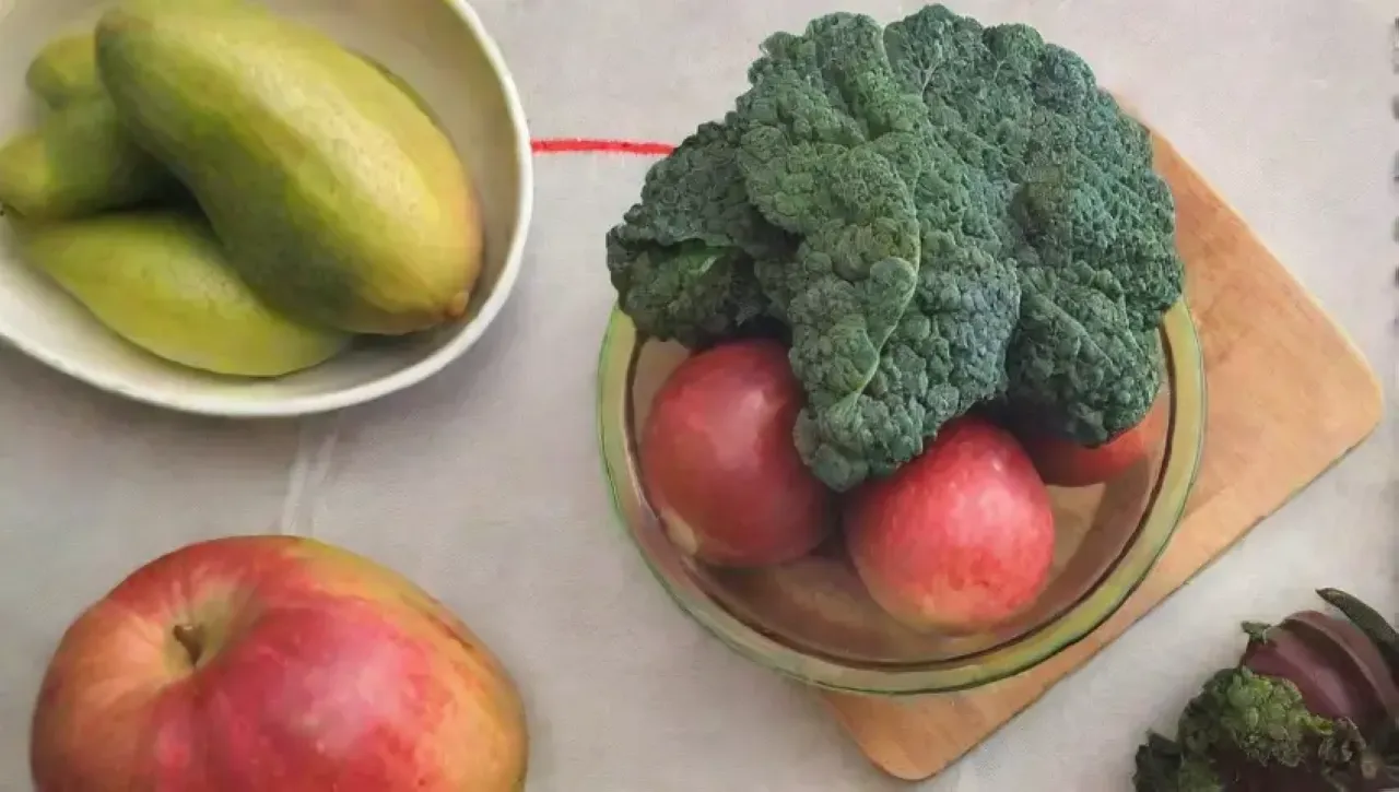 Una colorida y fresca escena de ingredientes y utensilios para preparar un jugo detox