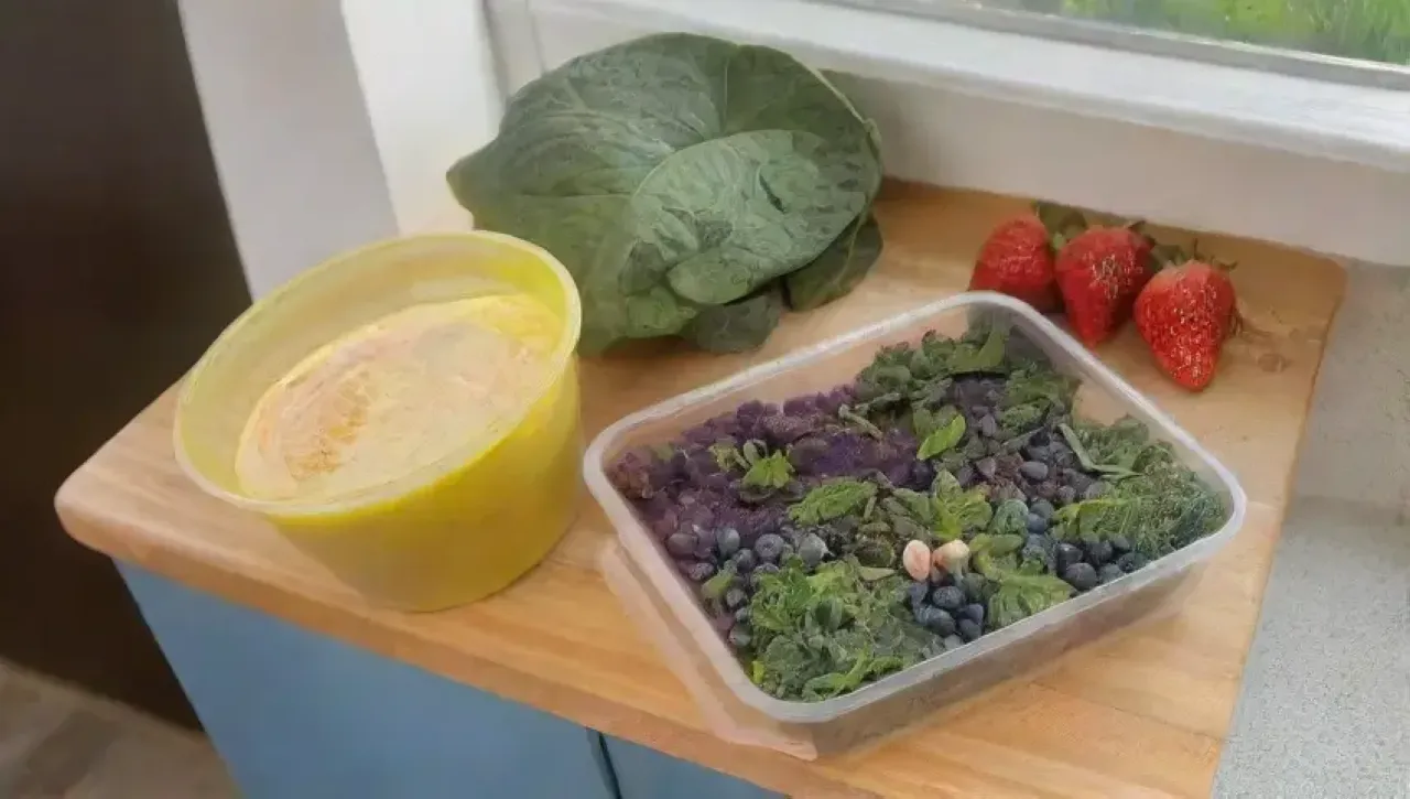 Un colorido y saludable batido de frutas y verduras en un ambiente acogedor